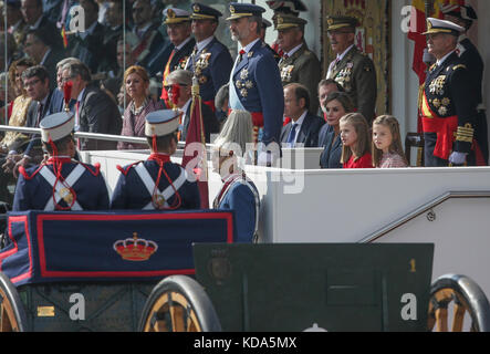 Madrid, Spanien. Oktober 2017. Das Kind Sofia und die Prinzessin Leonor nahmen an einer Militärparade während des spanischen Nationalfeiertags Dia de la Hispanidad am 12. Oktober 2017 in Madrid Teil. Quelle: Gtres Información más Comuniación online, S.L./Alamy Live News Stockfoto