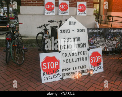 London, Großbritannien. 12. Oktober 2017. Die Befürworter der Phase 'Die-in"-Protest und Mahnwache außerhalb Kensington und Chelsea Rathaus nach einem weiblichen Radfahrer war auf Chelsea Bridge am 27. September werden die 7 Opfer dieses Jahr Kredit zu sterben getötet: Amer ghazzal/alamy leben Nachrichten Stockfoto