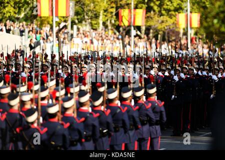 Madrid, Spanien. 12 Okt, 2017 Soldaten die Parade der nationalen Tag der Spanien in Madrid, Spanien teilnehmen, Oct. 12, 2017 Spanien statt einer traditionellen Umzug der Nationale Tag in Madrid am Donnerstag zu feiern. (Xinhua / Guo qiuda) (zhs) Quelle: Xinhua/alamy leben Nachrichten Stockfoto