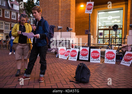 London, Großbritannien. 12 Okt, 2017. Helen, ein Radfahrer, die überlebten, weg von Ihrem Fahrrad durch einen Lkw in die Earl's Court im Jahr 1996 klopfte, Adressen Aktivistinnen aus dem Töten Radfahrer Kampagne mit einem sterben - in Mahnwache außerhalb Kensington und Chelsea Rathaus der Tod des 36-jährigen Radfahrer Charlotte landi am 27. September von einem Lkw auf Chelsea Bridge angeschlagen wird. im Londoner Stadtteil Kensington und Chelsea hat durch den cycle Mitkämpfer für die Blockierung geschützt Fahrradstraßen und die Ablehnung auf 20 mph Geschwindigkeitsbegrenzungen. Credit: Mark kerrison/alamy Leben Nachrichten kritisiert worden Stockfoto