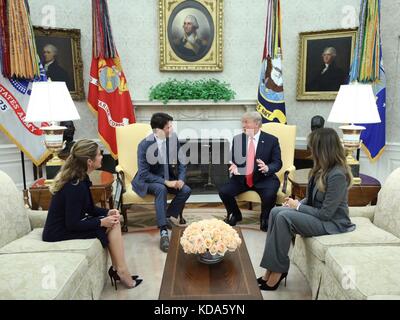 Washington, Vereinigte Staaten Von Amerika. Oktober 2017. US-Präsident Donald Trump und First Lady Melania Trump während eines Treffens mit dem kanadischen Premierminister Justin Trudeau und seiner Frau Sophie Grégoire Trudeau, links, im Oval Office des Weißen Hauses 11. Oktober 2017 in Washington, DC. Quelle: Planetpix/Alamy Live News Stockfoto