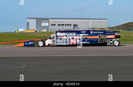 Newquay Airport, Cornwall, Großbritannien. Oktober 2017. Bloodhound SCC wird nach dem Test am Newquay Airport am 12. Oktober 2017 zurück zum Hauptquartier geschleppt Quelle: Bob Sharples/Alamy Live News Stockfoto