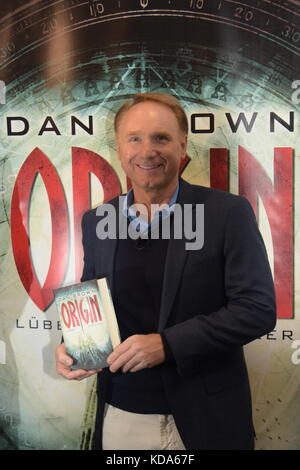 Frankfurt, Deutschland. Oktober 2017. Dan Brown präsentiert sein neuestes Buch „Origin“ auf der Frankfurter Buchmesse am 12. Oktober 2017 in Frankfurt am Main. Quelle: Markus Wissmann/Alamy Live News Stockfoto