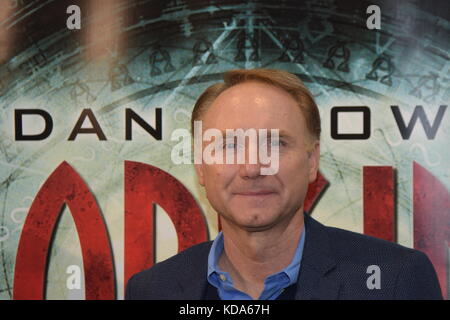 Frankfurt, Deutschland. Oktober 2017. Dan Brown präsentiert sein neuestes Buch „Origin“ auf der Frankfurter Buchmesse am 12. Oktober 2017 in Frankfurt am Main. Quelle: Markus Wissmann/Alamy Live News Stockfoto