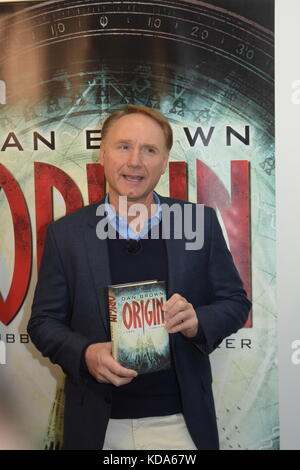 Frankfurt am Main, Deutschland. 12. okt. 2017. Dan Brown präsentiert sein neuestes Buch "Ursprung" auf der Frankfurter Buchmesse am 12. Oktober 2017 in Frankfurt am Main, Deutschland. Credit: markus Wissmann/alamy leben Nachrichten Stockfoto