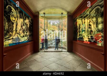 Crieff, perthshire, UK. 12 Okt, 2017. Herbstliche Farben säumen die Ufer des Flusses braan, in der der volle Ölfluß von der schwarzen Linn fällt in der Eremitage in Crieff, perthshire. Touristen den Blick auf die Schwarze Linn aus dem ossian Spiegelsaal Kredit fällt: Rich Dyson/alamy Leben Nachrichten genießen Stockfoto