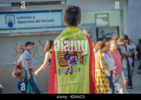 Madrid, Spanien. 12 Okt, 2017. Madrid Bürger feiern den Tag der nationalen Spanien, an dem Tag, an dem Columbus nach Amerika kamen. In diesem Jahr, nach dem Kampf zwischen Katalanischen independendists und die nationalistische, viele Menschen feierten mit Fahnen in den Straßen. Credit: Lora Grigorova/Alamy leben Nachrichten Stockfoto