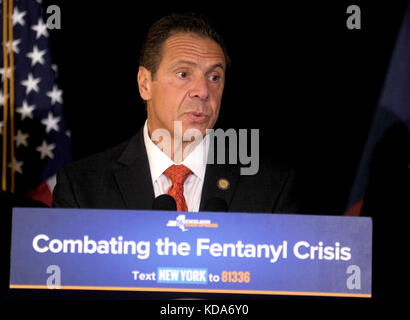 Staten Island, NY, USA. Okt. 2017. NY-Gouverneur Andrew Cuomo kündigt Unterstützung für einen neuen Gesetzesentwurf an, der 11 verschiedene Fentanyl-Variationen als kontrollierte Substanzen kategorisieren würde, die den Strafverfolgungsbehörden die Möglichkeit geben, Händler und Hersteller des Medikaments im gesamten Staat NY in einer Pressekonferenz auf Staten Island in New York City am 12. Oktober zu verfolgen. 2017. Gutschrift: Dennis Van Tine/Media Punch/Alamy Live News Stockfoto