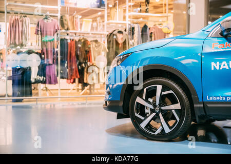 Vilnius, Litauen - 21. September 2017: blaue Farbe kompakten Crossover-SUV Auto Nissan Qashqai in Halle von Shopping Centre. Bis in der Nähe des Rades Stockfoto