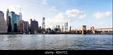 Die Brooklyn Bridge ist eine hybride Schrägseilbrücke/Suspension Bridge in New York City. Stockfoto