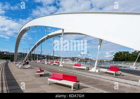 Raymond Barre Brücke (Pont Raymond-Barre) über die Rhone, entworfen vom Architekten Alain Spielmann, Lyon, Auvergne-Rhone-Alpes, Frankreich Stockfoto