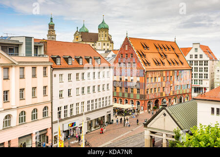 AUGSBURG, DEUTSCHLAND - 19. AUGUST: Menschen im historischen Zentrum von Augsburg, Deutschland am 19. August 2017. Augsburg ist eine der ältesten Städte Deutschlands. Stockfoto