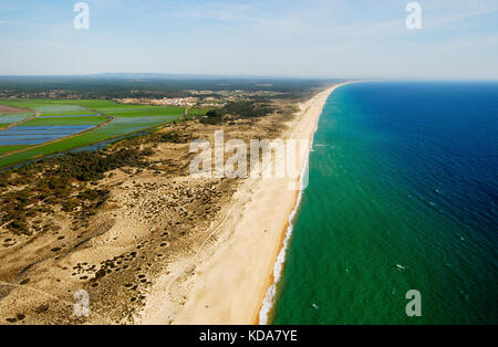 Luftaufnahme der Strände entlang der Küste von Alentejo. Brejos da Carregueira, Comporta, Portugal Stockfoto