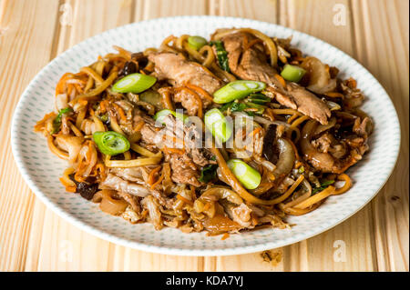 Im chinesischen Stil hoisin Ente Nudeln mit Pak Choi gegen eine aus hellem Kiefernholz Hintergrund Stockfoto