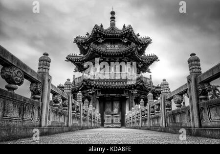 Asiatische Tempel in Schwarzweiß Stockfoto