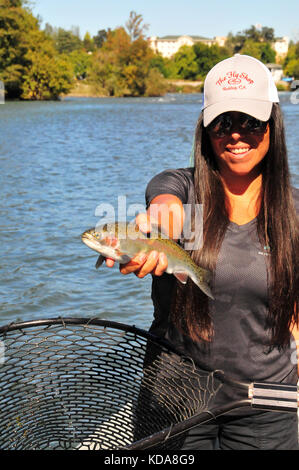 Große Regenbogenforellen sind oft im kühlen Wasser des Sac Fluss unten Shasta Dam genommen. Stockfoto
