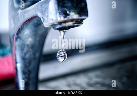 Wasser tropft aus dem Wasserhahn Stockfoto