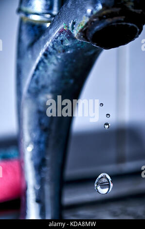 Wasser tropft aus dem Wasserhahn Stockfoto