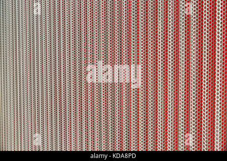 Perforierte Metalloberfläche rot und grau Stockfoto