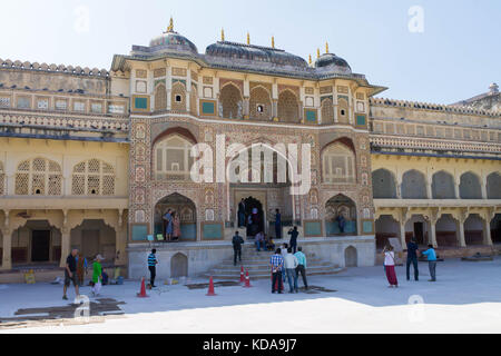 Jaipur, Indien, Dezember 2,2014: Touristen in vollen Blick auf die dekorativen Ganesh Pol-Tor in Amer Fort, Jaipur Stockfoto