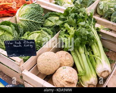 Die französischen Landwirte Markt Gemüse Anzeige von Wirsing, Knollensellerie und Sellerie in Holzkisten, mit kleinen Tafel Euro/kg Preis Tag, an einem Bauernmarkt in Moëlan-sur-Mer Bretagne Frankreich Stockfoto