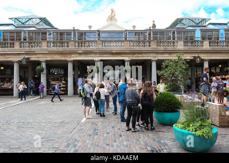 LONDON, Großbritannien - 15 August, 2017: Blick von Covent Garden Market in London. Covent Garden - eine der wichtigsten touristischen Attraktionen in London - ist für die Bekannt Stockfoto