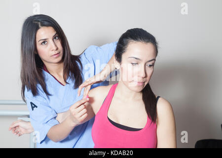 Patienten mit Bänder unter der Leitung von Physiotherapeuten Stockfoto