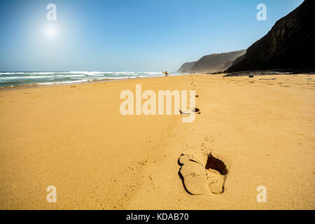 Spuren im Sand an den Strand Praia do Vale Dos Homens in der Nähe von Aljezur, Algarve Portugal Stockfoto