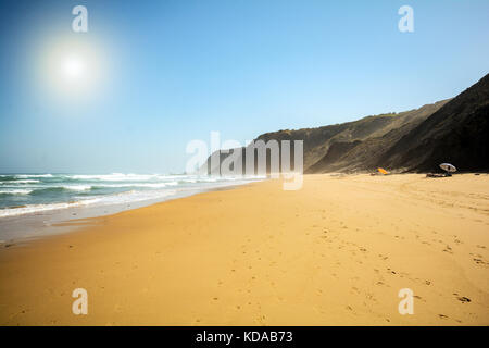 Sand und Meer am versteckten Strand Praia do Vale Dos Homens in der Nähe von Aljezur, Algarve Portugal Stockfoto