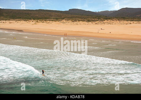 Surfer auf Surfboards in Praia da bordeira in der Nähe von carrapateira, Strand und Surf spot, Algarve Portugal Stockfoto