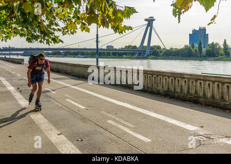 Bratislava, Slowakei - 25. September 2013: Blick auf die Donau und snp-Brücke, mit lokalen Skater, in Bratislava, Slowakei Stockfoto