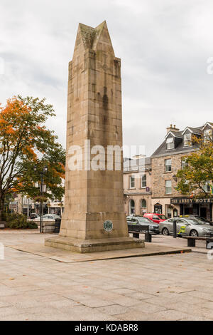 Der Obelisk ist den vier Meistern gewidmet und steht im Diamond, dem Hauptplatz von Donegal Town, Irland. Stockfoto