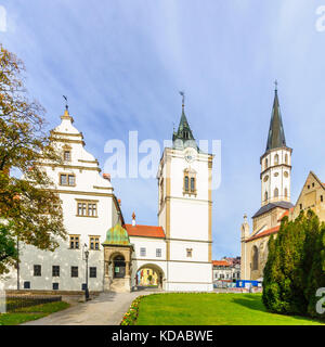 Blick über den Hauptplatz und die St. James Kirche in Levoča, Slowakei Stockfoto