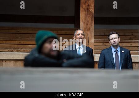 Us-Präsident Barack Obama Uhren die Besetzung der Weiler Szenen aus den Spielen bei einem Besuch des Shakespeare Globe Theatre April 23, 2016 in London, England. Stockfoto