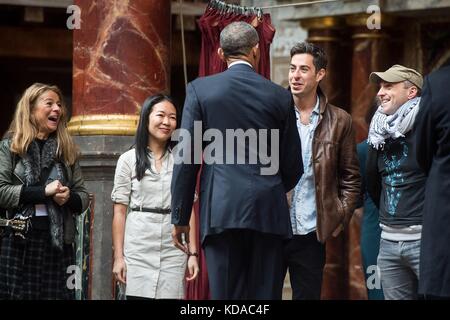 US-Präsident Barack Obama begrüßt Hamlet bei einem Besuch im Shakespeare Globe Theatre am 23. April 2016 in London. Stockfoto