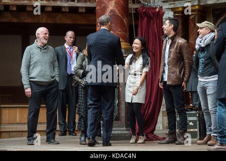 US-Präsident Barack Obama begrüßt Hamlet bei einem Besuch im Shakespeare Globe Theatre am 23. April 2016 in London. Stockfoto