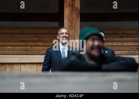 US-Präsident Barack Obama beobachtet die Besetzung von Hamlet während eines Besuchs im Shakespeare Globe Theatre am 23. April 2016 in London, England. Stockfoto