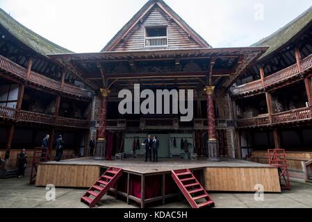 US-Präsident Barack Obama besucht das Shakespeare Globe Theatre am 23. April 2016 in London. Stockfoto