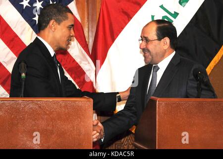 US-Präsident Barack Obama schüttelt dem irakischen Premierminister Nouri al-Maliki die Hand nach einer gemeinsamen Pressekonferenz im Camp Victory am 7. April 2009 in Bagdad, Irak. Stockfoto