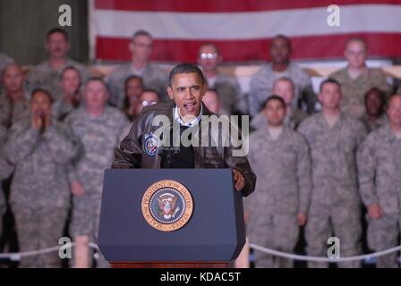 Us-Präsident Barack Obama spricht Soldaten während eines überraschenden Besuch Flugplatz Dezember 3, 2010 in Bagram zu den US-amerikanischen Bagram, Afghanistan. Stockfoto