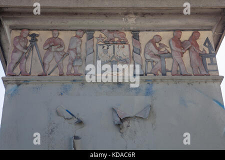 Detail einer Entlastung auf der Washington Boulevard Brücke über den Los Angeles River in der Nähe der Innenstadt von Los Angeles, Kalifornien, USA Stockfoto