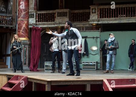 Die Besetzung der Weiler Szenen aus den Spielen für US-Präsident Barack Obama bei seinem Besuch in dem Shakespeare Globe Theatre April 23, 2016 in London, England. Stockfoto