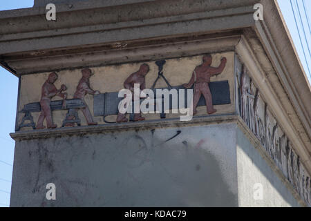 Detail einer Entlastung auf der Washington Boulevard Brücke über den Los Angeles River in der Nähe der Innenstadt von Los Angeles, Kalifornien, USA Stockfoto