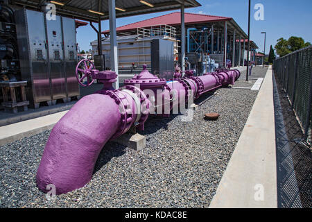 Rohre bringen tertiär aufbereitetes Wasser aus der Kläranlage in der Leo J. Vander Lans Advanced Water Treamment Facility. Long Beach, Kalifornien Stockfoto