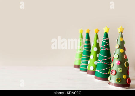 Alternative christmas tree Kegel. Weihnachtsbaum aus Fäden und Garne. Weihnachtsbaum mit Knöpfen verziert. handgefertigte Baum. Stockfoto