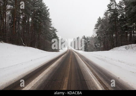 Schneeverwehungen im Winter Stockfoto