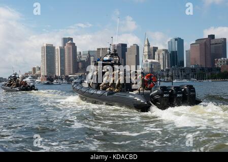 Während der Segel Boston am 20. Juni 2017 in Boston, Massachusetts, patrouillieren Offiziere des maritimen Sicherheitskommandos der US-Küstenwache von Schlauchbooten aus im Hafen von Boston. Stockfoto