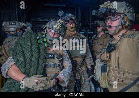 Soldaten des U.S. Marine Corps bereiten sich auf eine Übung zur Seilaufhängung an Bord des amphibischen Angriffsschiffs USS Bonhomme Richard, 25. Juni 2017, in der Coral Sea vor Stockfoto