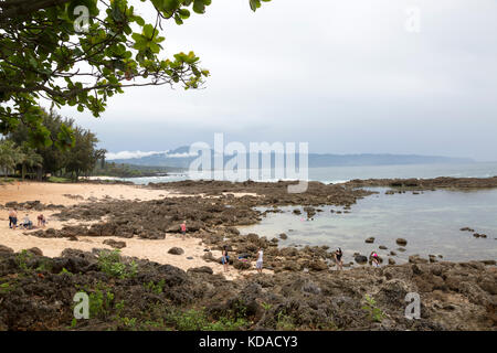 Touristen entdecken Sharks Cove, einem Strand entlang dem North Shore von Oahu, Hawaii. Stockfoto