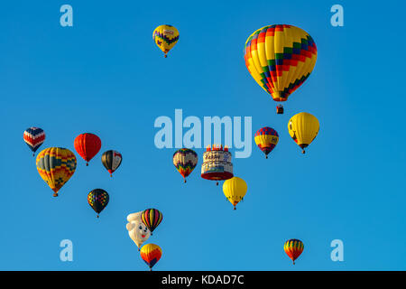 bunte Heißluftballons gegen blauen Himmel Stockfoto